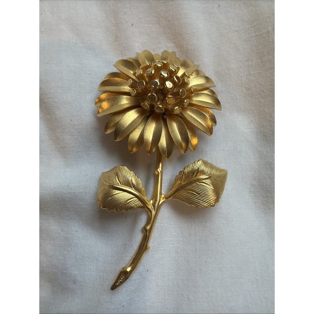 Vintage‎ Gold Tone Flower Brooch Large Daisy Mum Floral Pin Textured Leaves